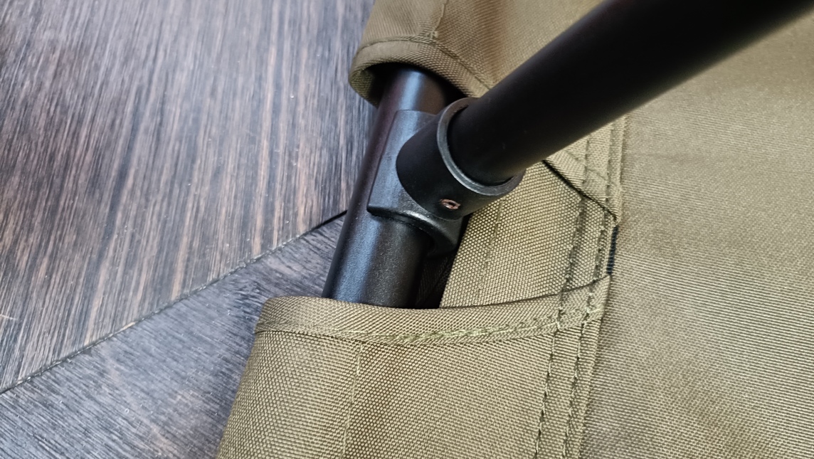 コットを組み立てている様子。