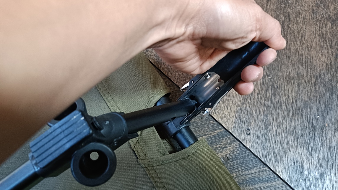 コットを組み立てている様子。