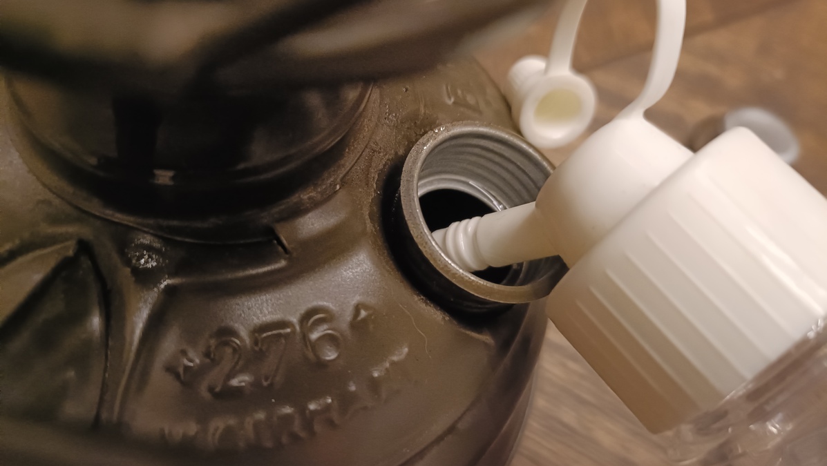 ランタンに燃料を入れている様子。