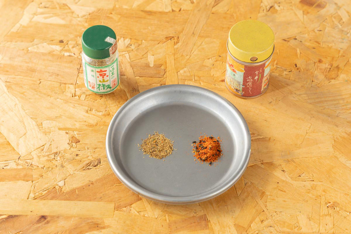 トッピング用の粉山椒、七味唐辛子