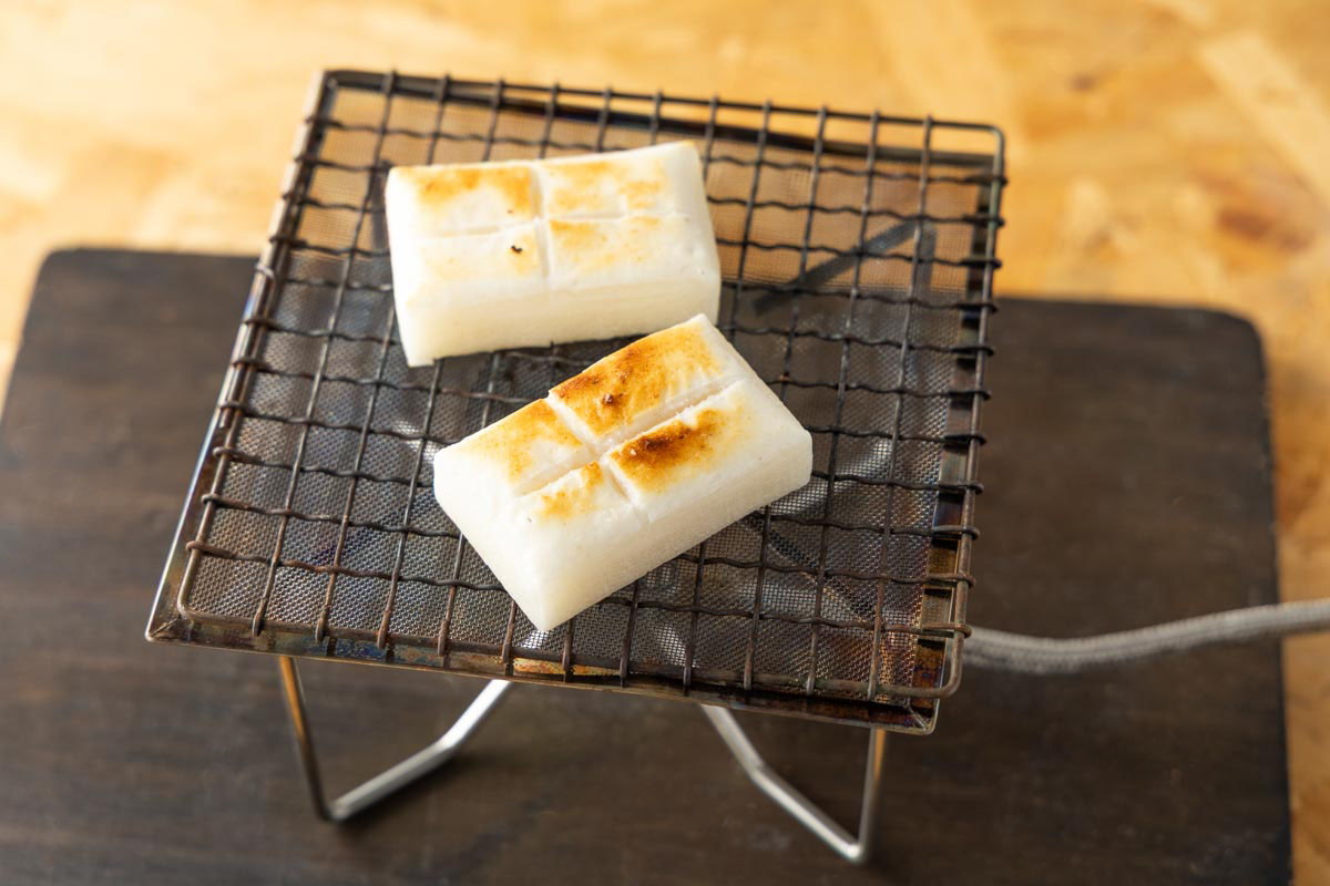 もちを網で焼く