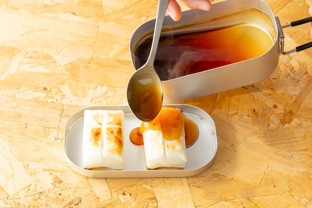 焼いたもちにみたらしあんをかける