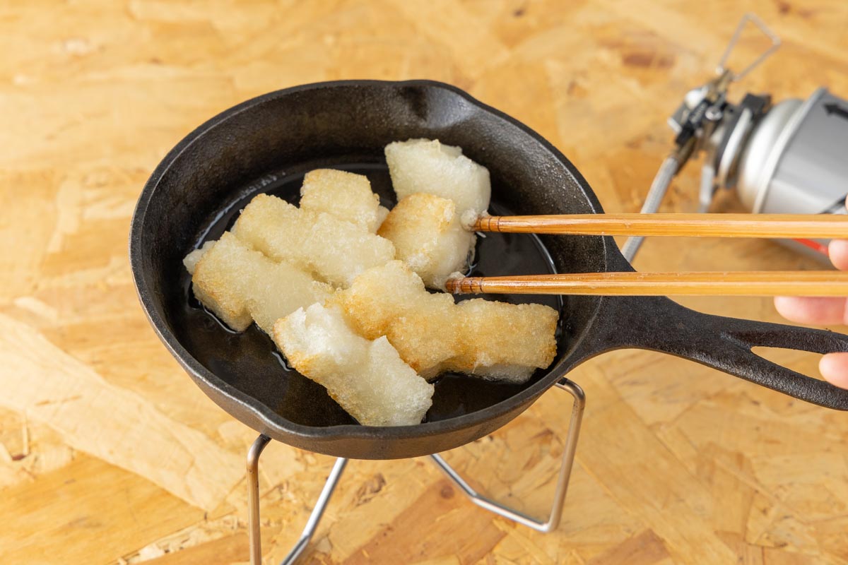 もちを揚げ焼きにする