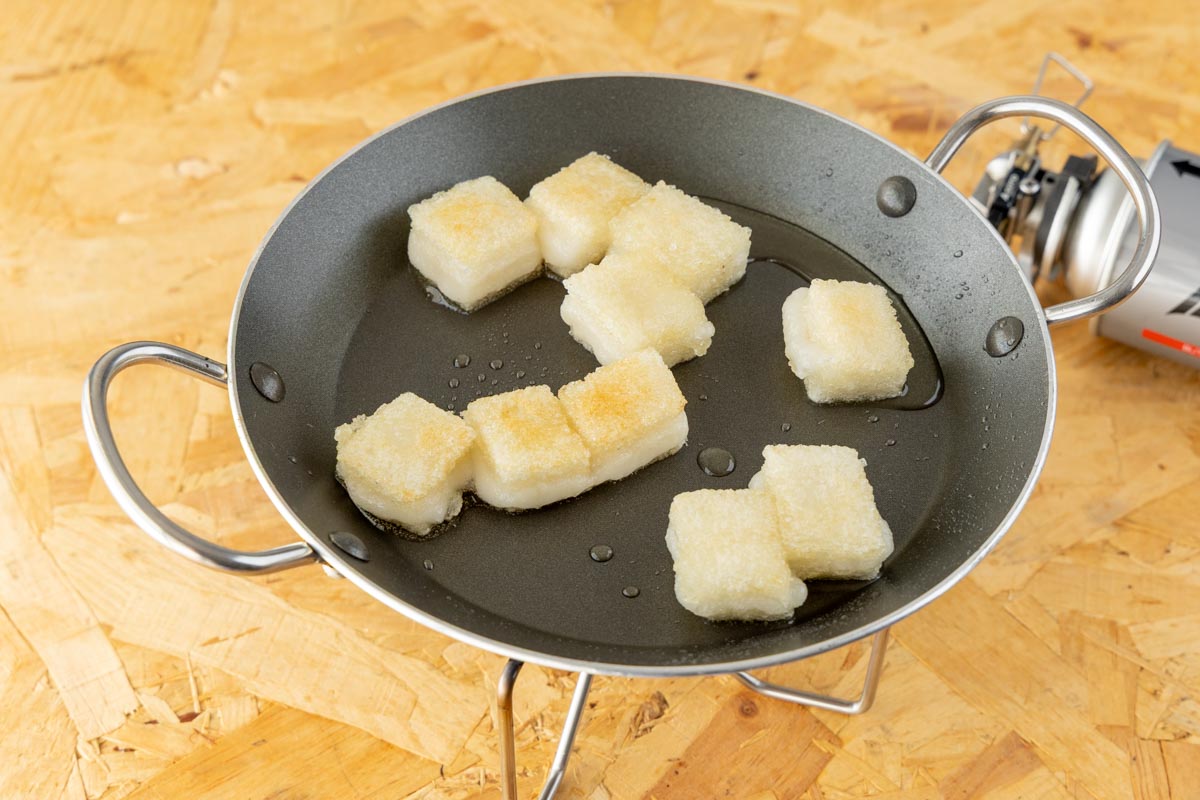 もちを揚げ焼きにする