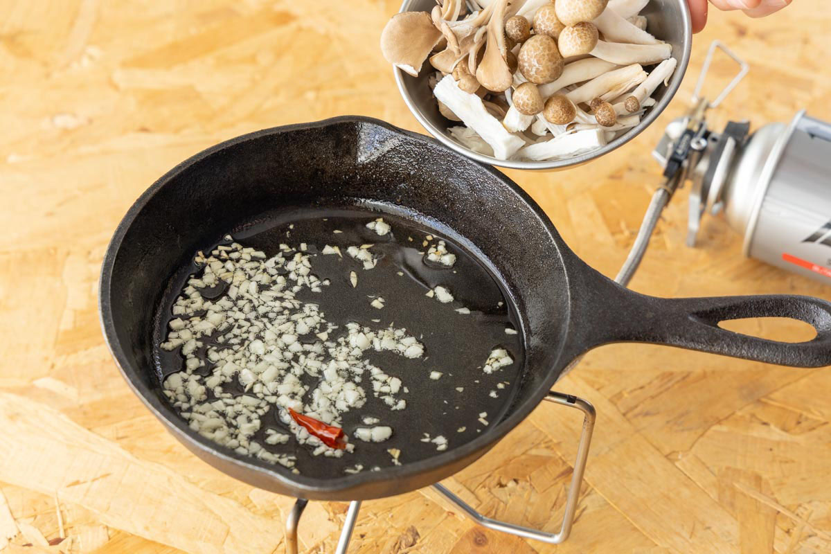 にんにくの香りが出たらきのこを炒める