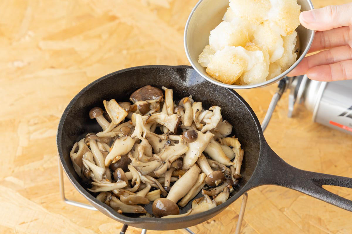 揚げ焼きにしたもちを加える
