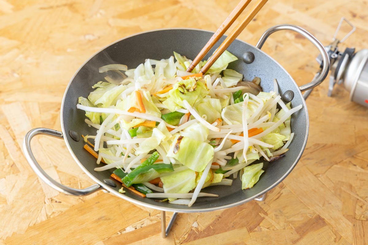 野菜を炒める