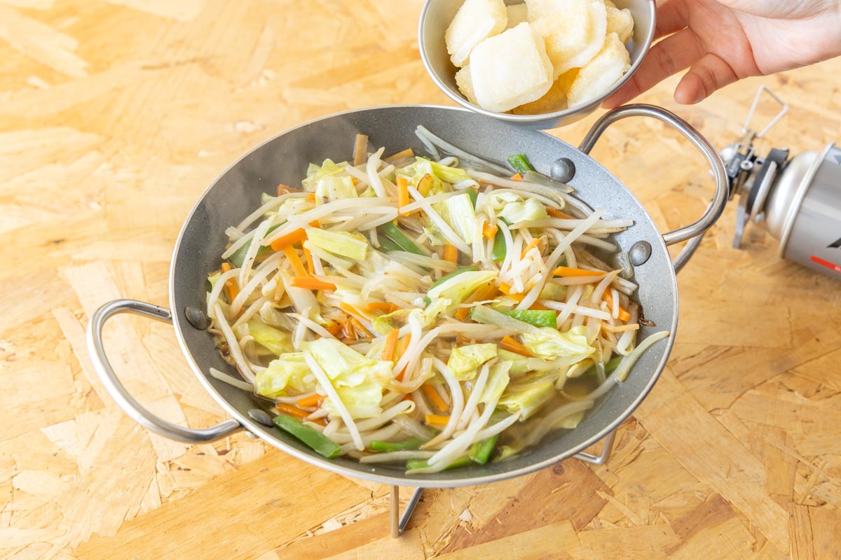 揚げ焼きにしたもちを加える