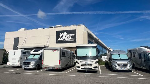 キャンピングカーの本場はスケールがケタ違い！イタリアの超巨大ショップ「Camping Sport Magenta」潜入レポ