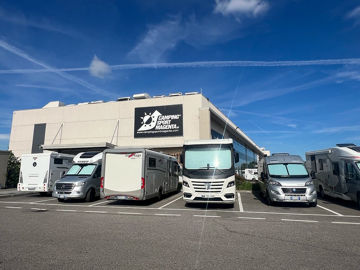 キャンピングカーの本場はスケールがケタ違い！イタリアの超巨大ショップ「Camping Sport Magenta」潜入レポ