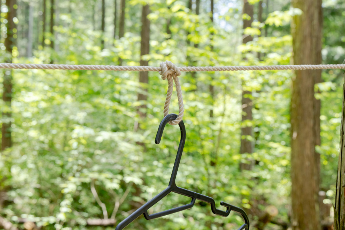 バタフライノットで作ったループにハンガーをかけたところ