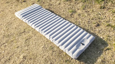無印良品がエアタイプの「マットレス」を発売！　アウトドアでの使い勝手をライターが自腹レビュー