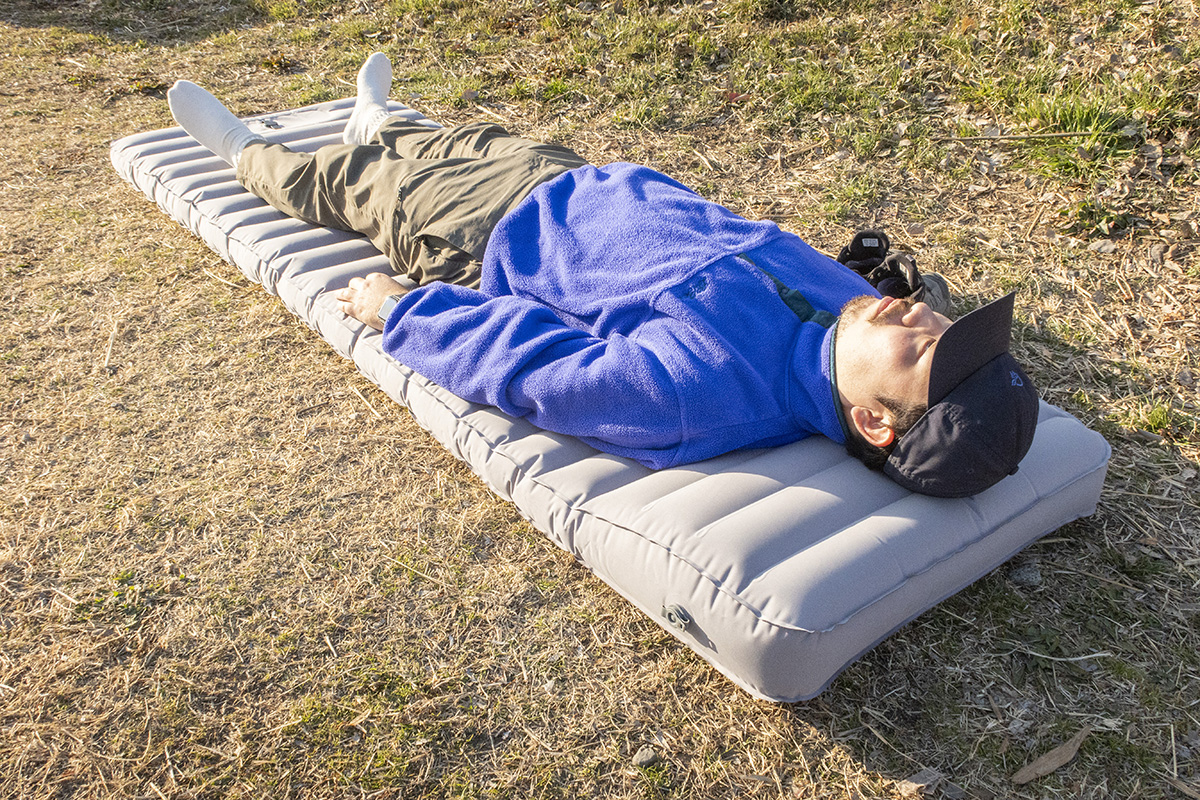 無印良品がエアタイプの「マットレス」を発売！　アウトドアでの使い勝手をライターが自腹レビュー