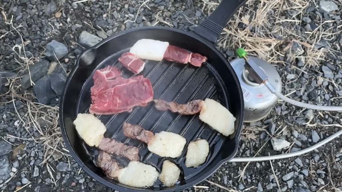 アウトドドアでジビエ！意外と手軽につくれて美味なクマ肉料理【自衛隊出身芸人トッカグン小野寺の極上サバイバル飯 VOL.22】