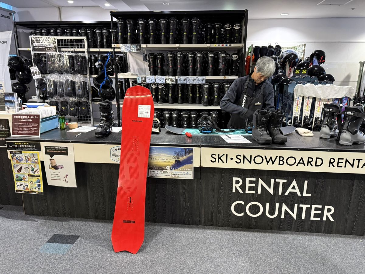 ゲレンデに直結しているレンタルコーナー