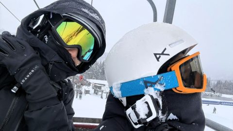 家族の雪山遊びも安心。猛吹雪のゲレンデでも会話ができるカルドのインカムが大活躍！