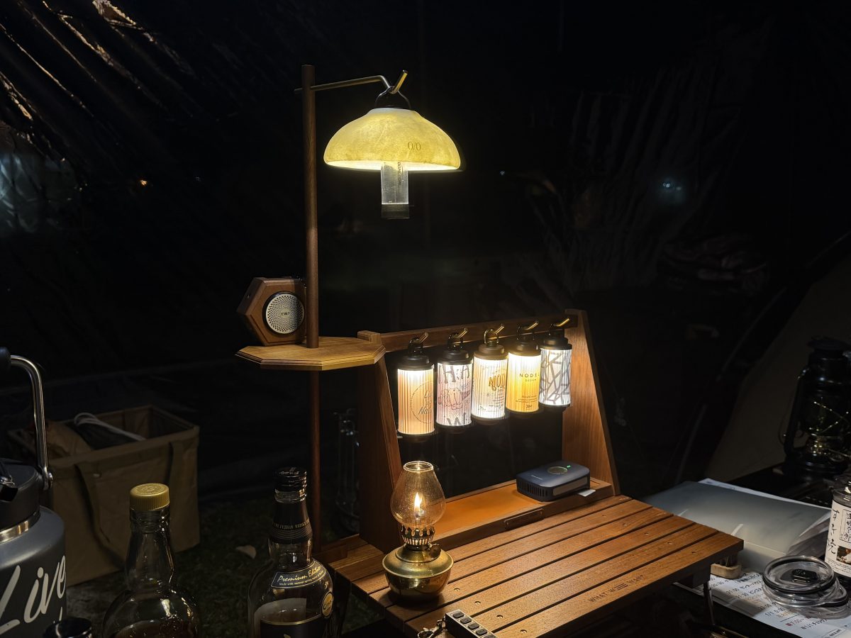 キャンプテーブル上に配置したLEDランタンとオイルランタンの組み合わせ