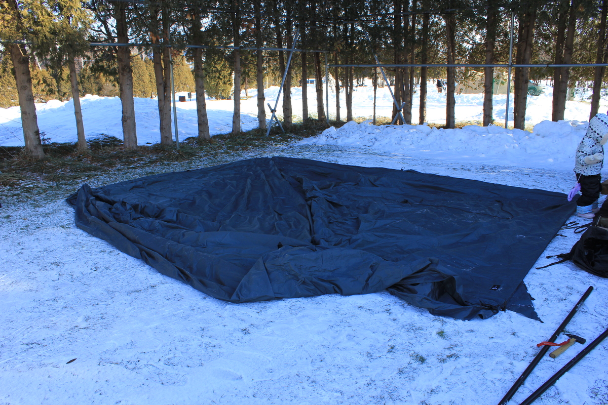 オブセルのテント本体を地面に広げた設営前の様子