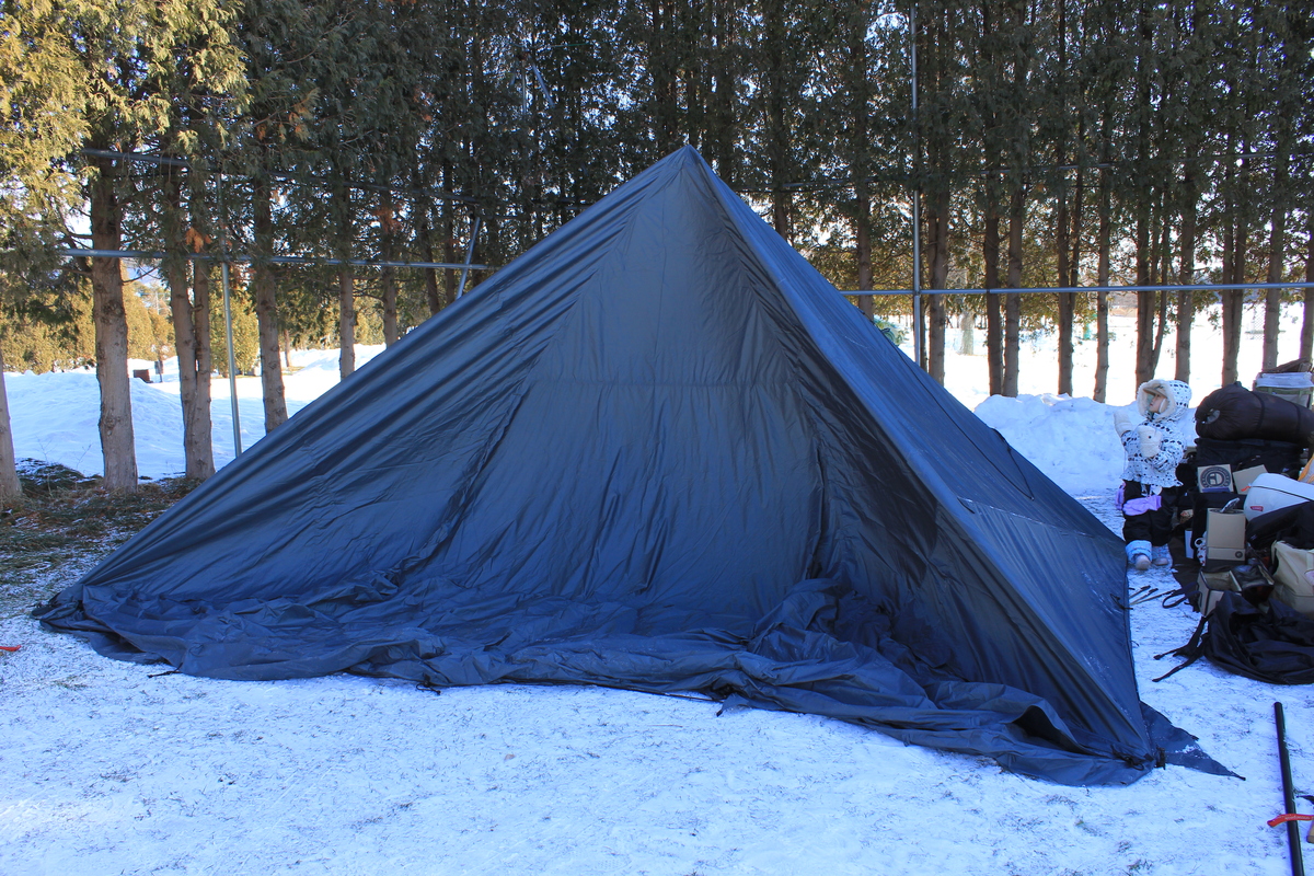 センターポールを立てた直後のオブセルの設営途中の様子