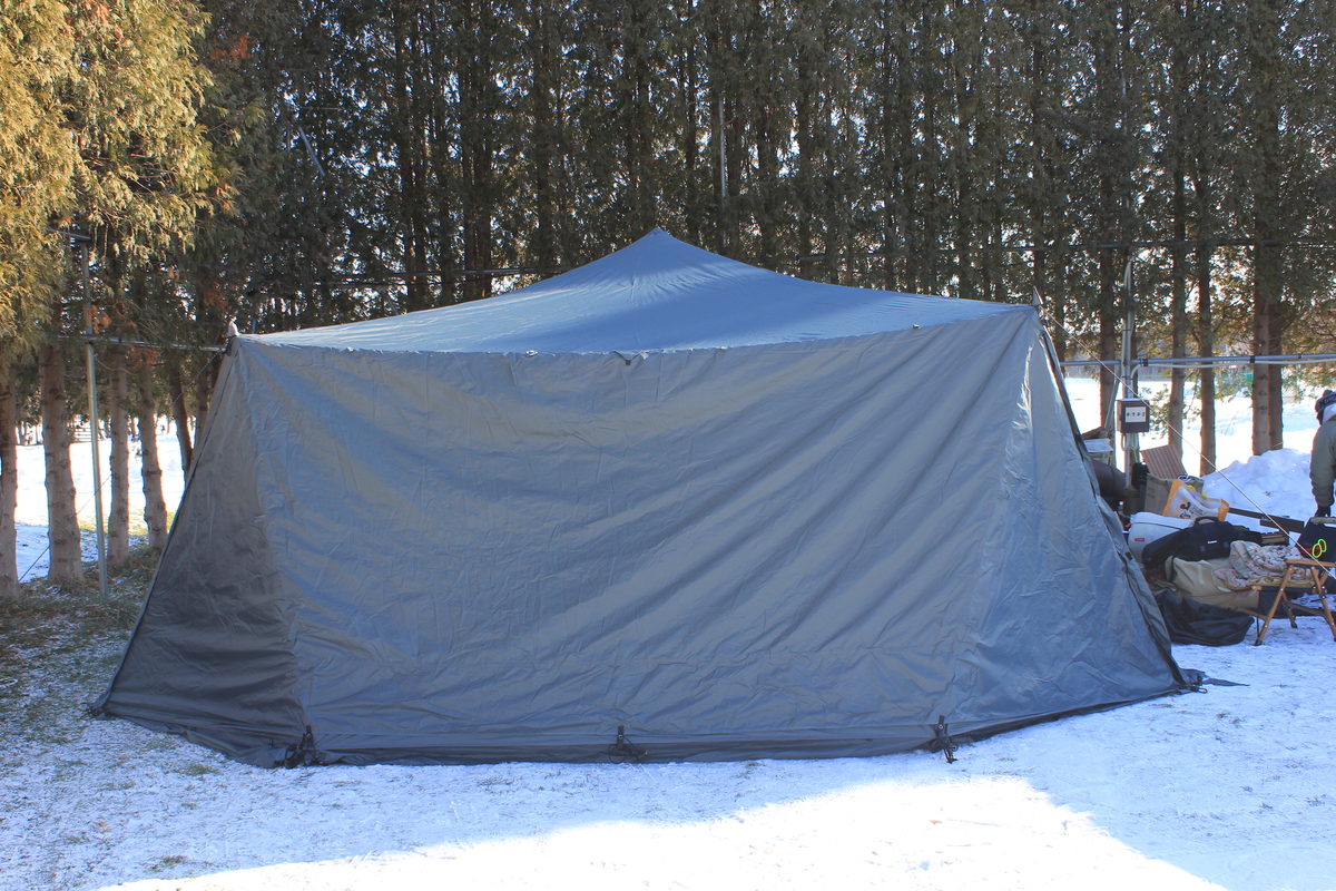 TOKYO CRAFTSのテント「オブセル」をフルクローズで設営した外観の写真