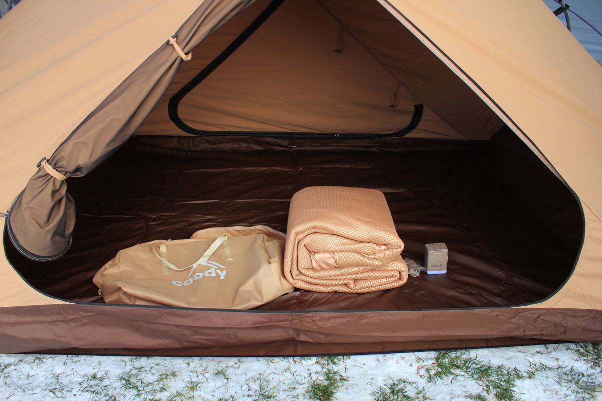 「AIR BLOCK」の収納状態とマット本体、付属品。