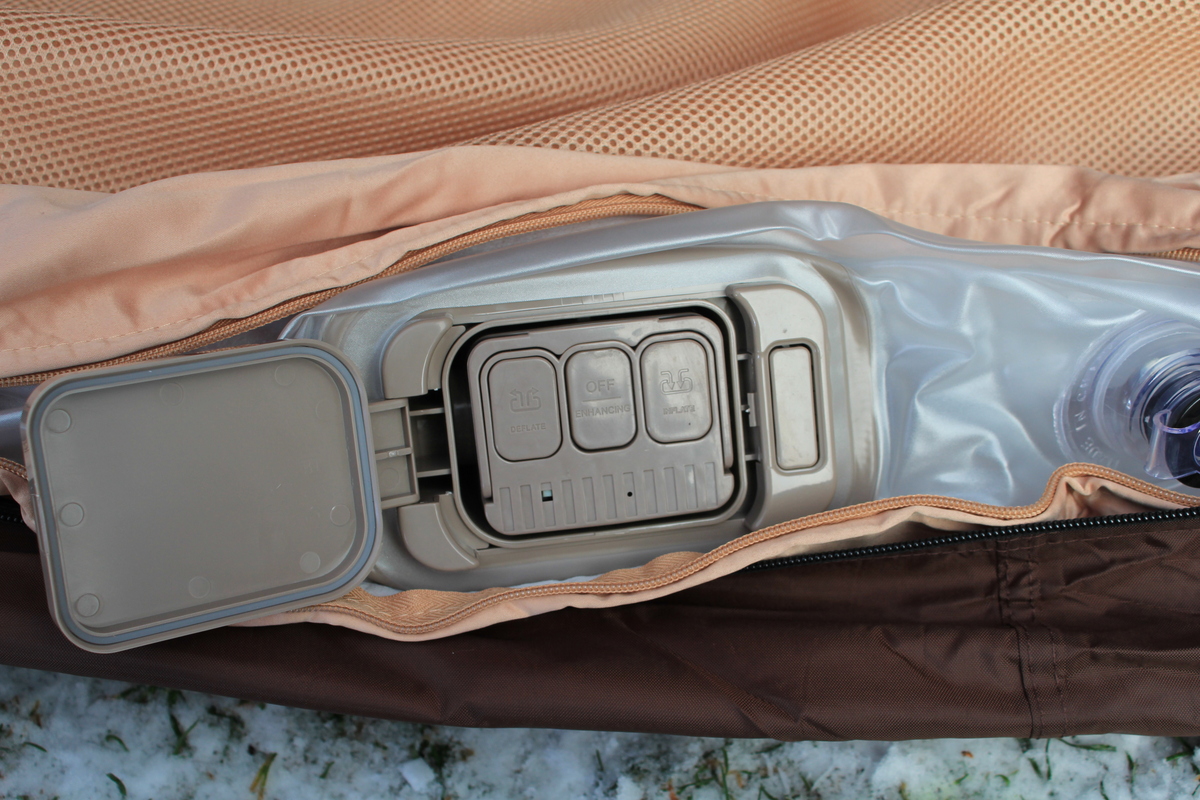 「AIR BLOCK」の空気注入口と操作パネル。