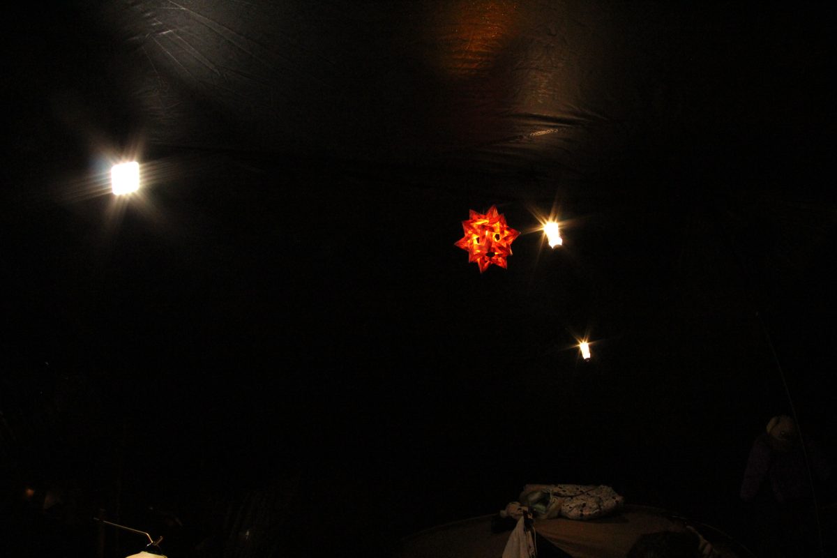 テント内の天井に複数のLEDランタンを配置して照らしている様子