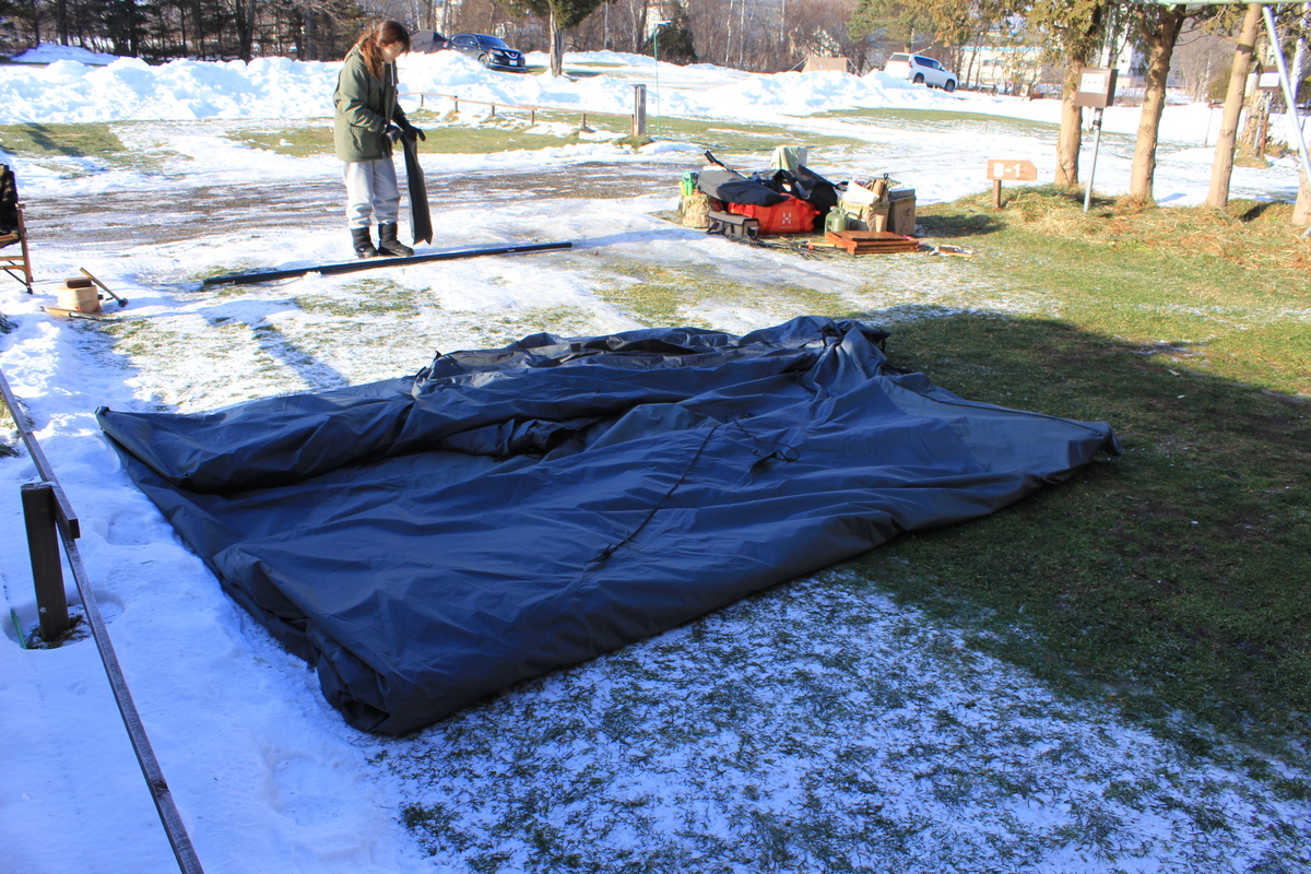 オブセルのテント本体を撤収時に正方形に折りたたんでいる様子