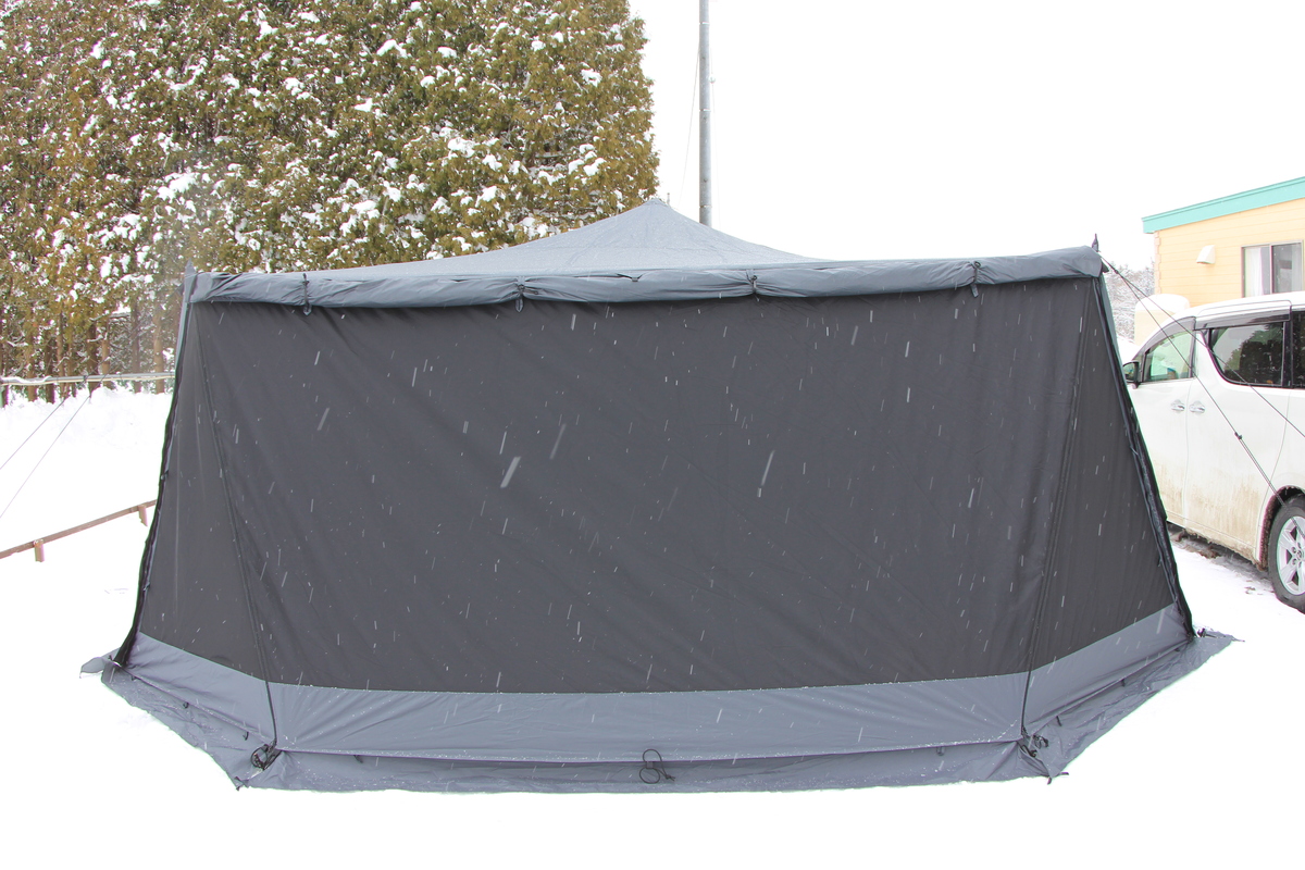 オブセルをフルクローズした状態で、前面センターと左右パネルの出入り構造が分かる正面外観の写真