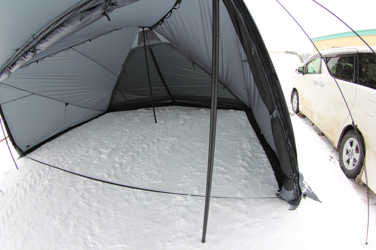 オブセルのフロント開口部付近から見た幕内で、サブポールによって壁面が立ち上がり有効な居住空間が分かる写真