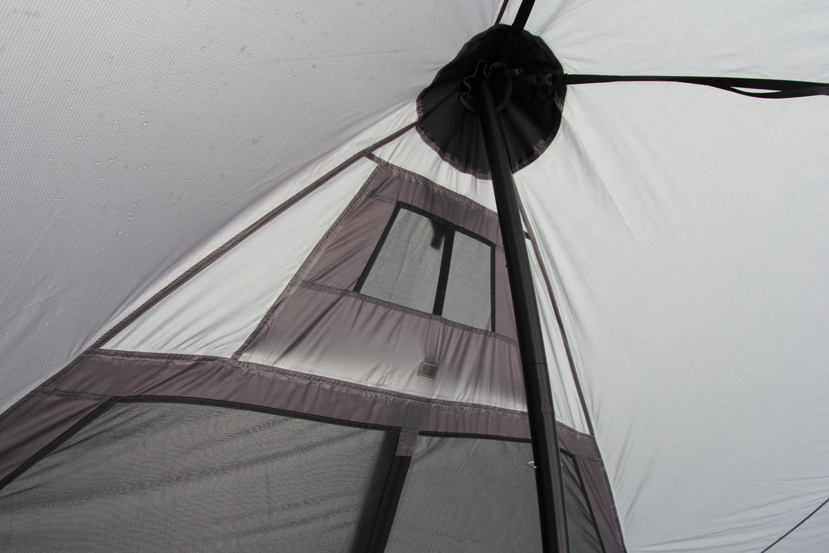 オブセル内部の天井とセンターポール、ベンチレーションの写真