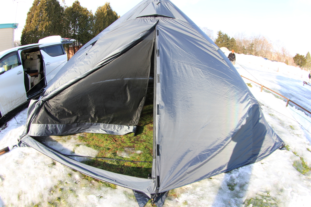 オブセルの後方出入り口を一部開放した状態で、背面からの出入り構造が分かる写真