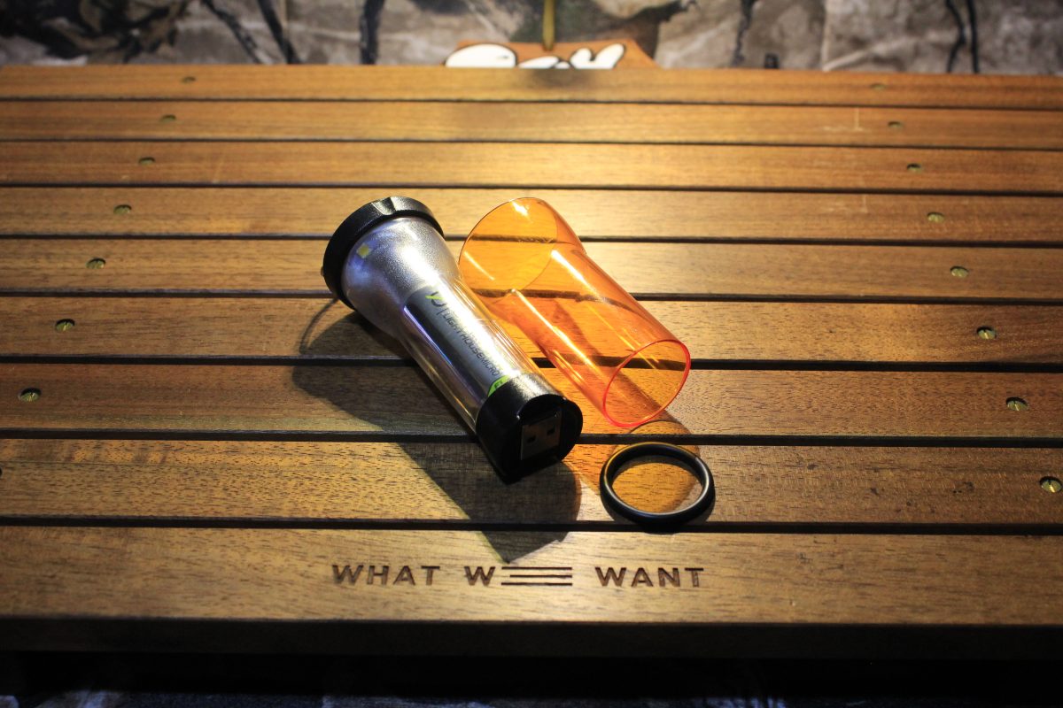 LEDランタン本体とアンバーグローブを並べた状態