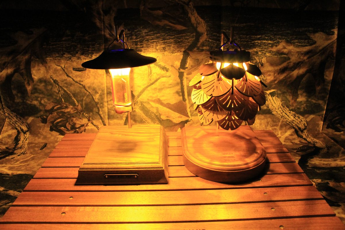 アンバー色の光を放つLEDランタンを並べて配置した様子