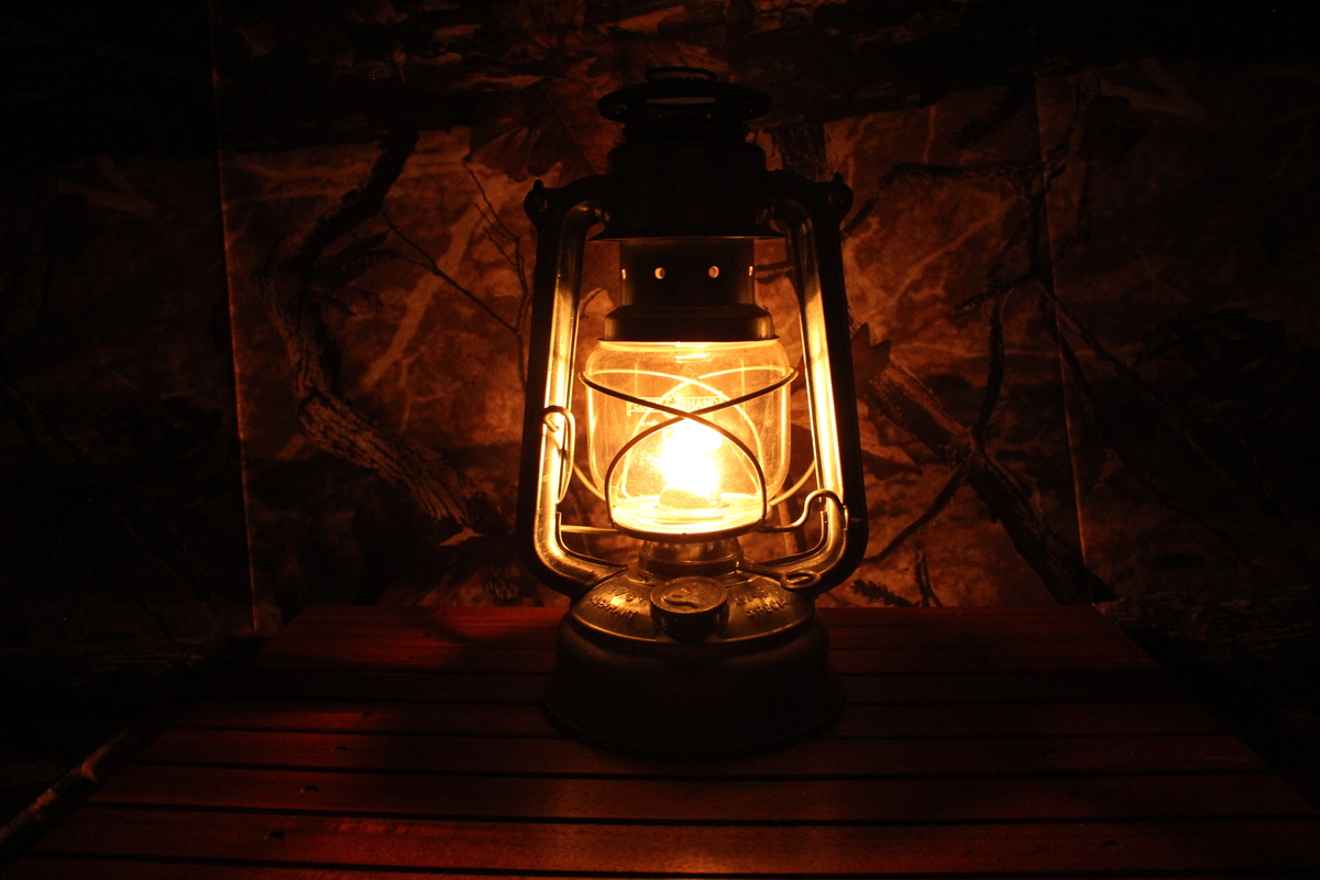 点灯したオイルランタンの炎の揺らぎを近くで撮影した様子