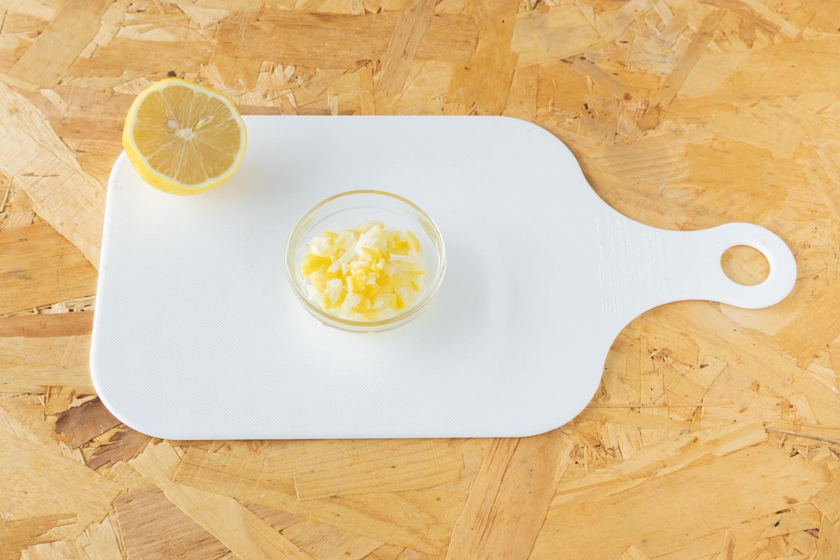 レモンを皮ごと刻む