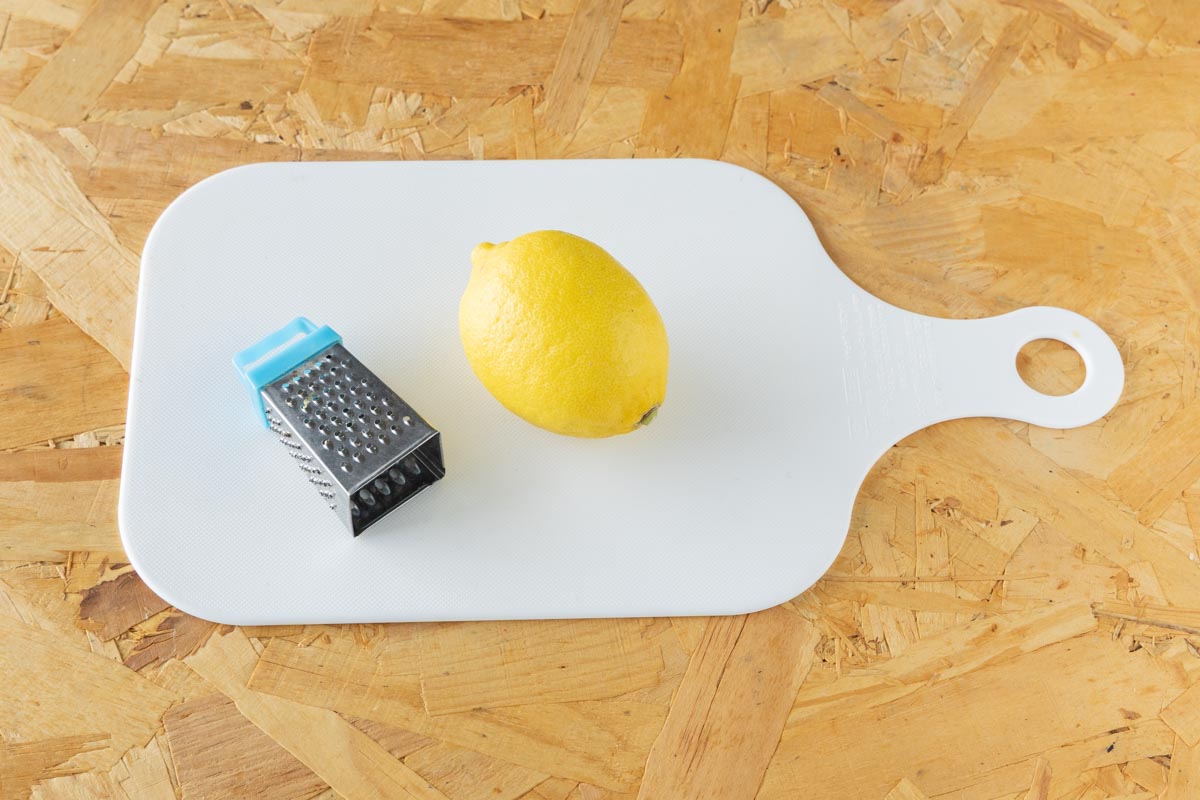 レモンの皮を削る