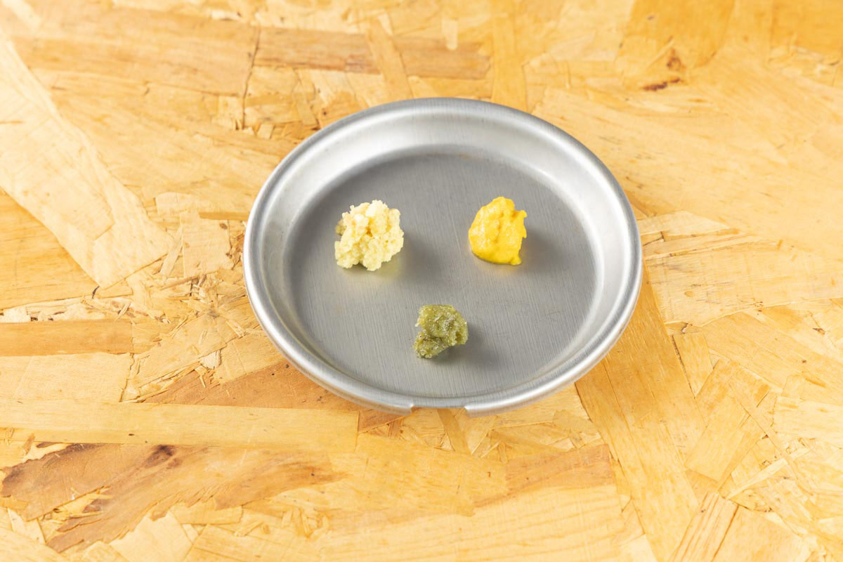 トッピング用のしょうが、からし、わさび