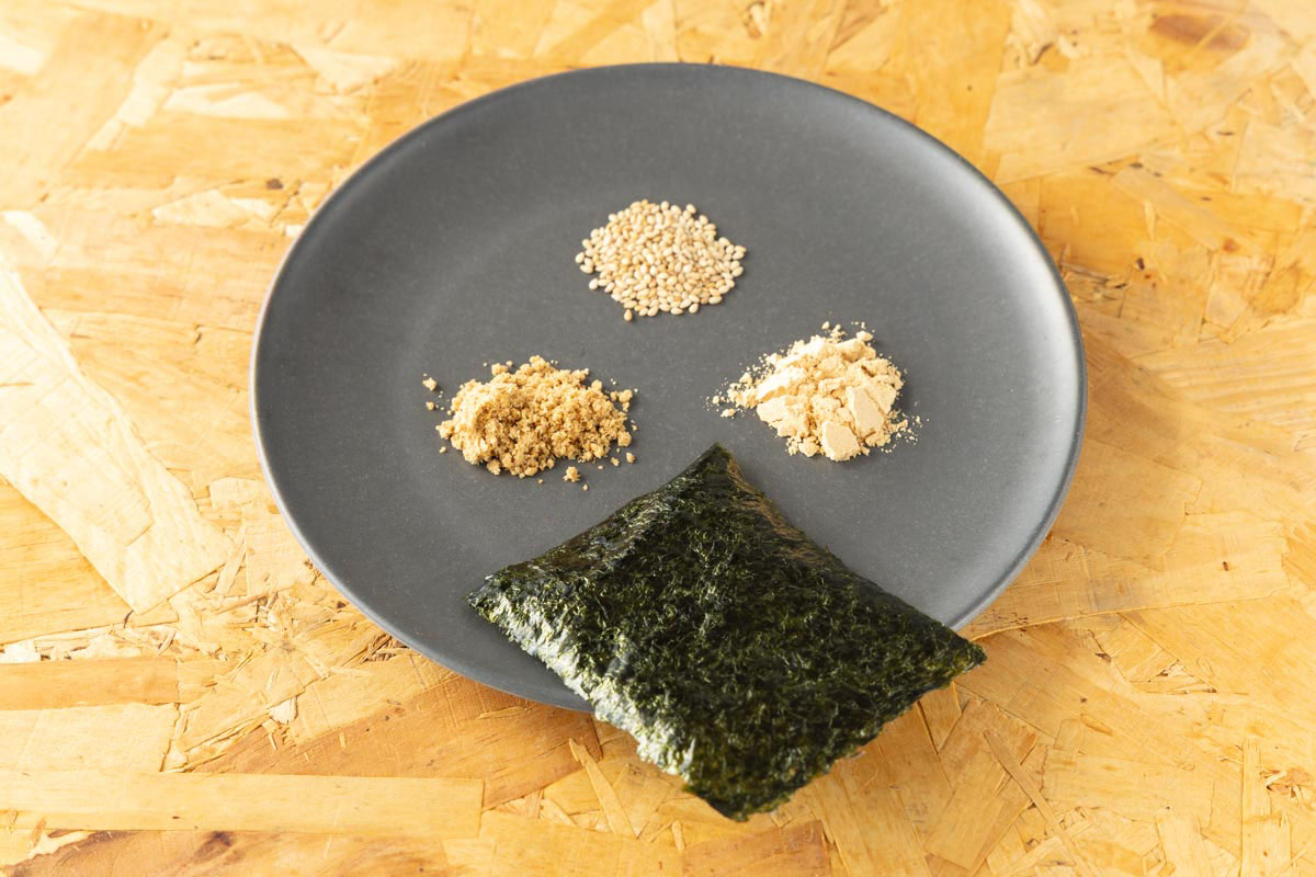 トッピング用のすりごま、白ごま、きなこ、海苔