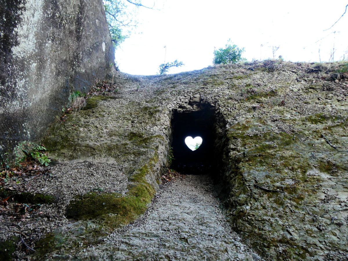 ハート型にくりぬかれた岩