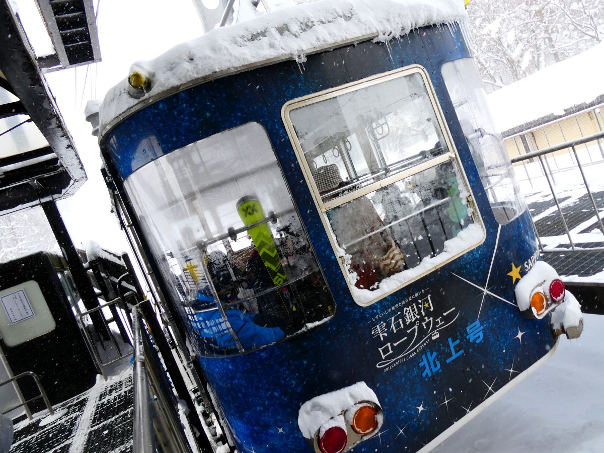 ホテルを出たらすぐのロープウェー乗り場