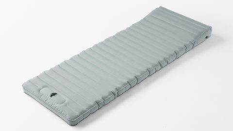 踏むだけで膨らむ！無印良品の新エアマットレスはフットポンプ内蔵なのだ
