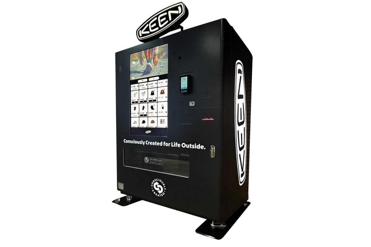 ゲレンデに「世界最小級のKEENストア」が出現！ 限定アイテムも購入できる自動販売機なのだ