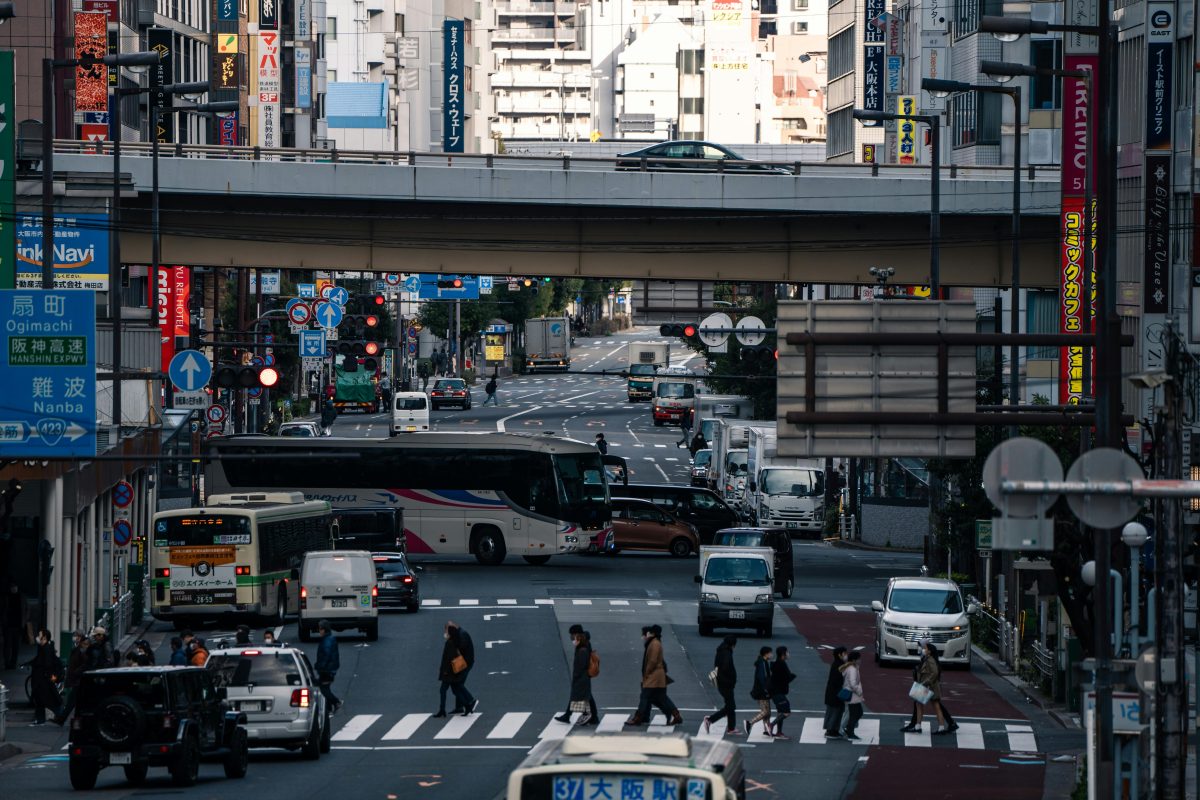 車が行きかう街中の風景