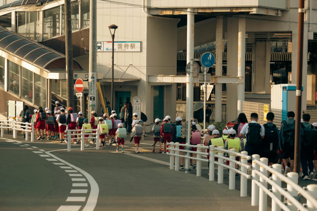 通学をする子供たち