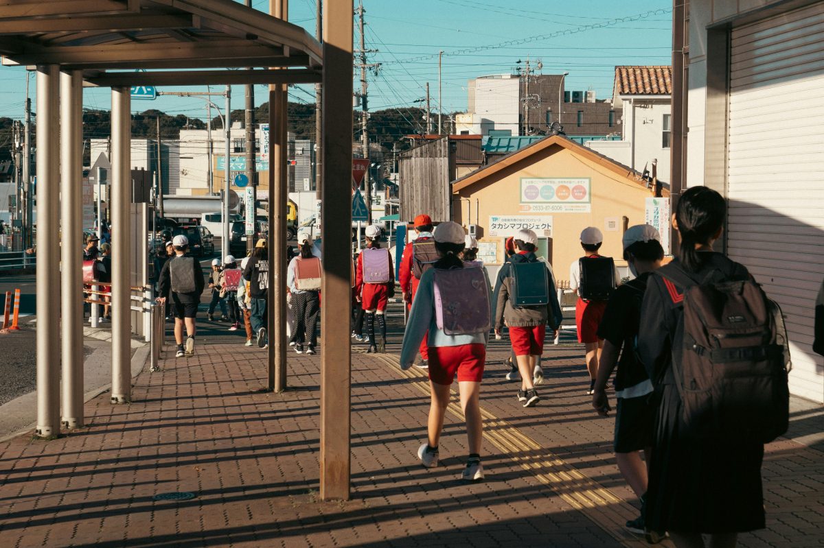 通学をする子供たち