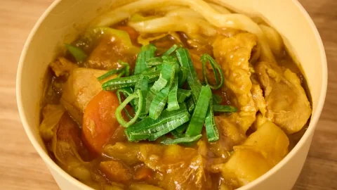 キャンプカレーの翌日はこれに決まり！？1月23日が「カレーうどんの日」に制定！