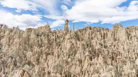 ウユニ塩湖に隠れた絶景の街！ 通過するのはもったいない ボリビア・ラパスの「月の谷」