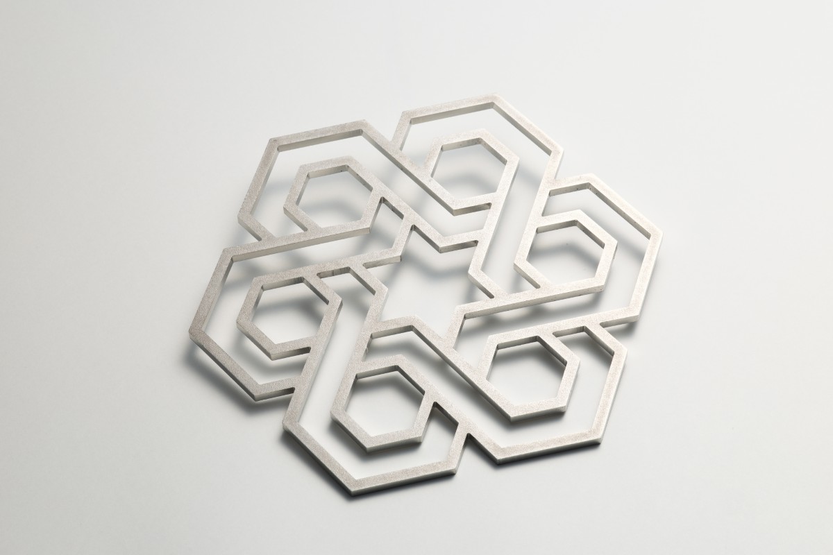 キャンプを彩る雪の結晶型「置きゴトク」誕生！小さなクッカーが安定し、焦げ防止にもなるぞ