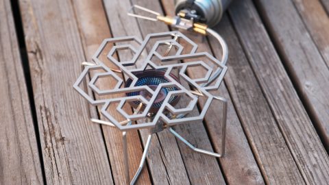 キャンプを彩る雪の結晶型「置きゴトク」誕生！小さなクッカーが安定し、焦げ防止にもなるぞ